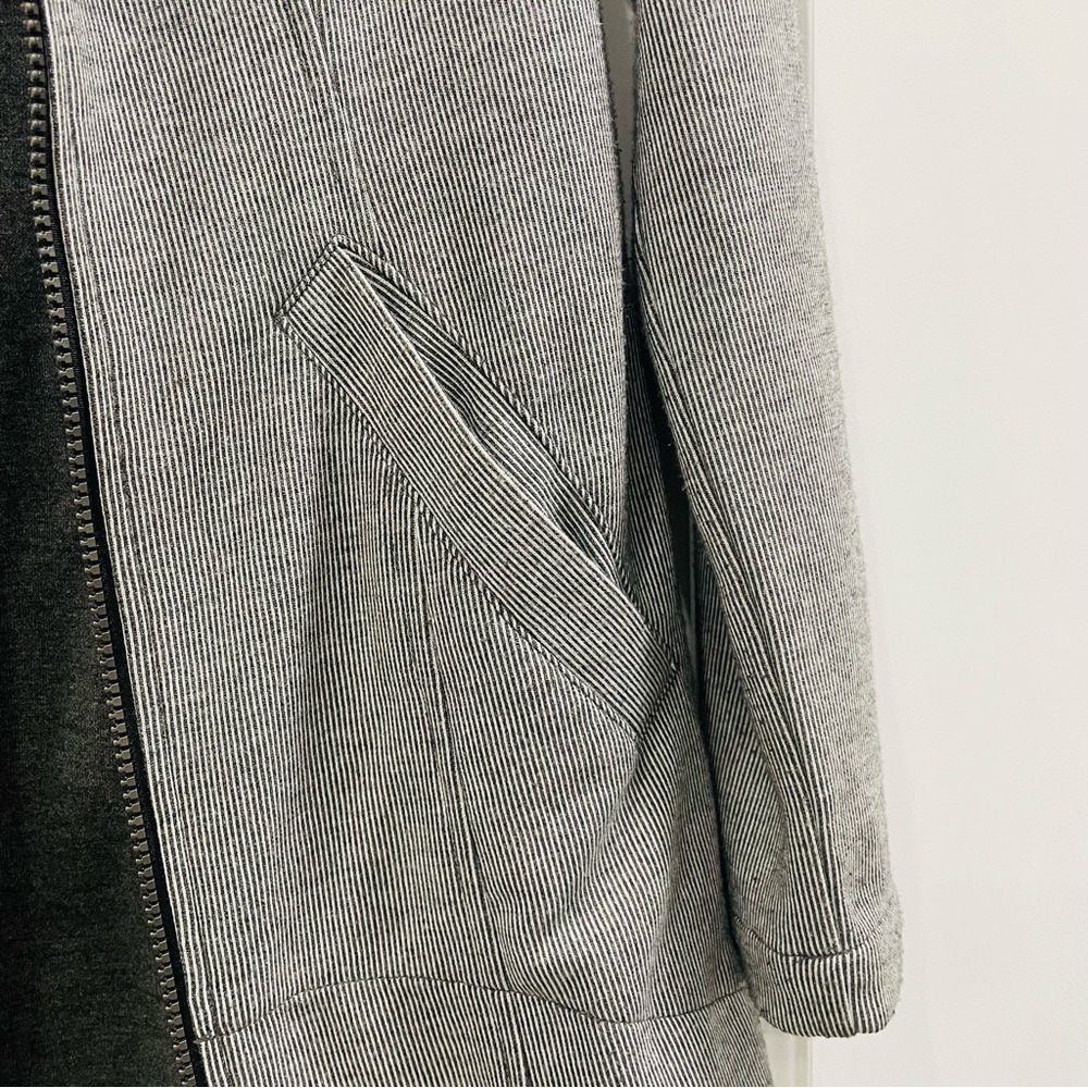 Cabi Grey White Stripe Back Zipper High Low Blazer Jacket Size XS - Picture 8 of 9